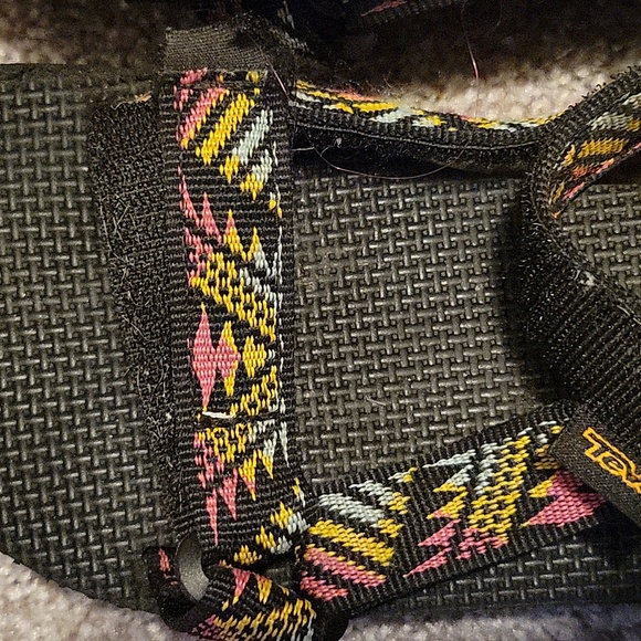 Kids Teva Sandals size 1 - Picture 3 of 3